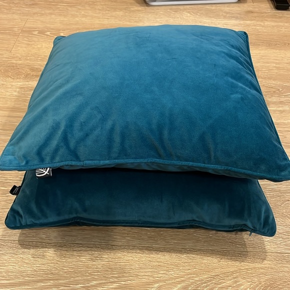 Simons Velvet Teal Decorative Pillows (2 pack) - Picture 2 of 6